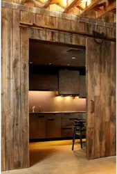 Интерьер из дерева от дверей до кухни