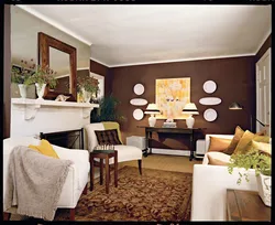 Желтый и коричневый цвет в интерьере гостиной