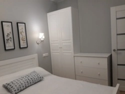 Дизайн спальни серый шкаф