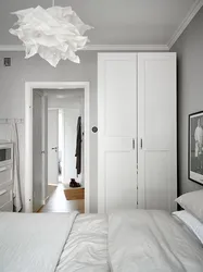 Дизайн спальни серый шкаф