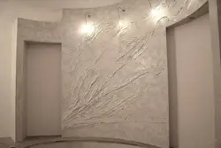 Dunyo xaritasi koridorning ichki qismidagi dekorativ gips