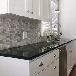 Ошхона бо countertop сиёҳ ва акс splashback мармар