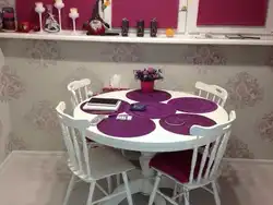 Сиреневые стулья в интерьере кухни