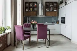 Сиреневые стулья в интерьере кухни