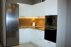 Фото кухни с пеналом и холодильником фото