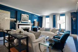 Дизайн гостиной с синими обоями