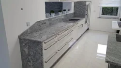Столешница чиполлино серый в интерьере кухни