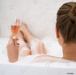 Фото с бокалом в ванной