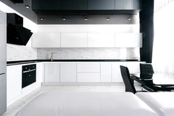Белая кухня с мраморным фартуком фото