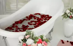 Фото ванна с пеной и лепестками роз