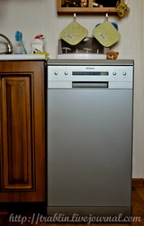 Отдельностоящая посудомоечная машина на кухне фото