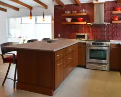 Красно коричневая кухня в интерьере