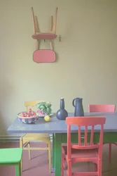 Кухня с цветными стульями фото
