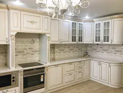 Кухня белая с патиной фото