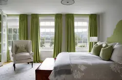 Цветные шторы в интерьере спальни фото
