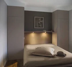 Спальня с двуспальной кроватью и шкафом фото