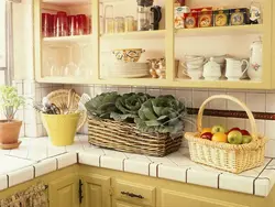 Фото интерьера кухни с плетеной