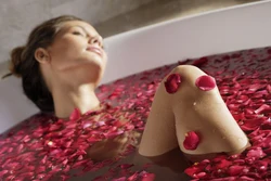 Фото в ванной с пеной и розами