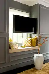 Телевизор перед окном в гостиной в интерьере