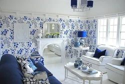 Голубые обои с цветами на кухне фото