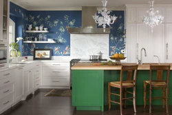 Голубые обои с цветами на кухне фото
