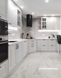 White kitchen white floor photo