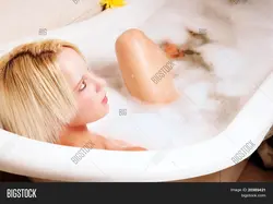 Фото блондинки в ванной фото