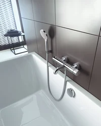 Ваннаға салынған душ бар ваннаға арналған шүмек фотосурет