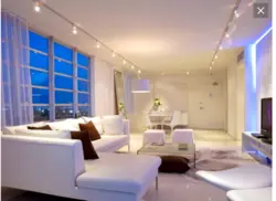 Натяжные потолки с светильниками в интерьере гостиной