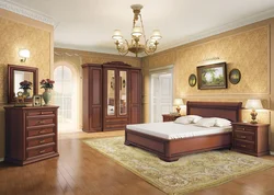 Класічныя спальні з цёмнай мэбляй фота