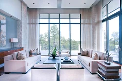 Современный дизайн гостиной в доме с большими окнами