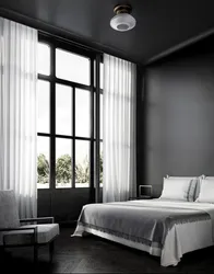 Дызайн спальні з чорнымі шторамі