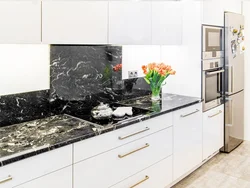 Тарҳи ошхона бо countertops мармар ва splashback