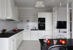 Кухня с черным фартуком и столешницей в интерьере белая