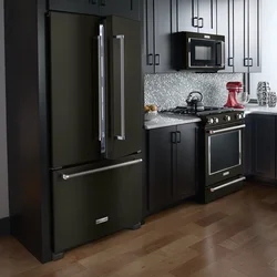 Кухня с черной бытовой техникой фото
