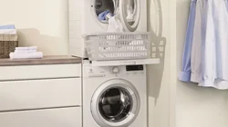 Сушилка на стиральной машине в ванной фото