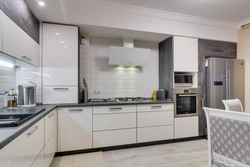 Белый кухонный гарнитур в интерьере кухни гостиной