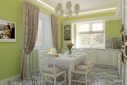 Зеленые обои и шторы на кухне фото
