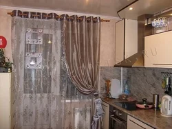Тюль с одной шторой на кухню фото в интерьере