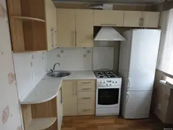 Дызайн кухні 5 кв метраў з халадзільнікам і газавай плітой