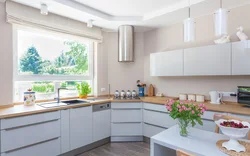 Белая кухня в своем доме дизайн