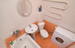 Xruşşovda tualet və paltaryuyan maşın ilə vanna otağının fotoşəkili