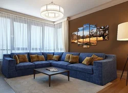 Шторы в интерьере гостиной с синим диваном фото