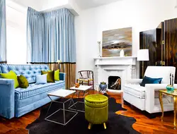 Синий диван шторы в интерьере гостиной какие