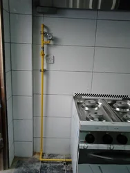 Замаскіраваць газавую трубу на кухні фота ідэі