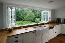 Интерьер кухни окно посередине