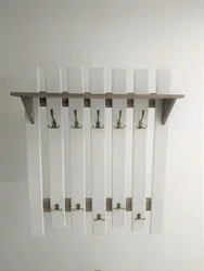 Ағаштан жасалған дәліздің фотосуретіне арналған DIY ағаш ілгіш