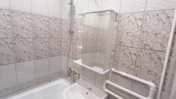 Plitkalar fotosurati ostida banyoda devorlar uchun panellar