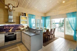 Дизайн кухни гостиной в деревянном доме из бруса