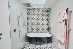 Bathtub design with accent wall